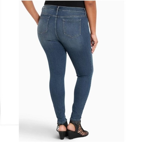 Torrid Skinny Jeans Medium Wash Size 24R - Picture 2 of 7